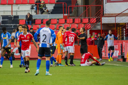 Los futbolistas grana reclamando una acción al árbitro en la primera mitad del partido.