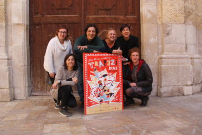 Los impulsores de la Fira Trapezi, con el cartel de la 23ª edición.