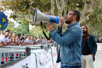 Pla mitjà del diputat de la CUP, Vidal Aragonès, parlant amb els treballadors de General Cable concentrats a les portes del Parlament, el 9 d'octubre del 2019.