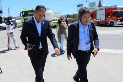 El director general de Carburos Metálicos, Ahmed Hababou i un assessor, que s'han personat fins a l'empresa, al polígon petroquímic a la Pobla de Mafumet, amb equips de bombers i emergències al fons.