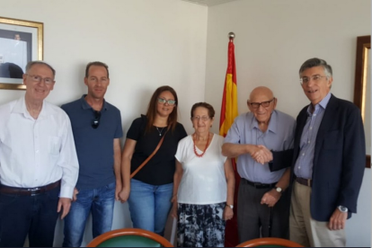 Bien Abir –segundo por la izquierda– dando la mano al embajador español en Israel el 26 de julio cuando se le comunicó la nacionalidad.