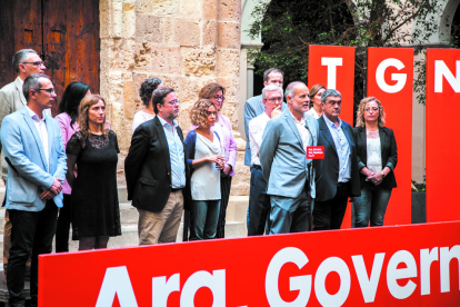 Los socialistas en la presentación de las candidaturas de Tarragona para el Congreso y el Senado, en el acto de ayer en el patio del Seminario.