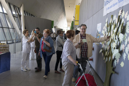 En el Hospital Sant Joan los usuarios pueden participar de la actividad 'Vestim l'arbre', además de hacer consultas en la mesa informativa.