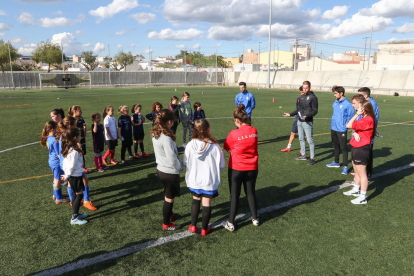 Una vintena de noies van participar en l'entrenament que va tenir lloc ahir a la tarda a les instal·lacions del Districte V de Reus.