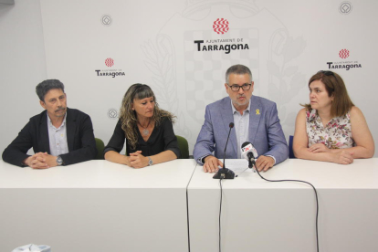 Pla mitjà de consellers d'ERC a l'Ajuntament de Tarragona, amb el cap de llista Pau Ricomà (amb el micròfon davant) fent declaracions.