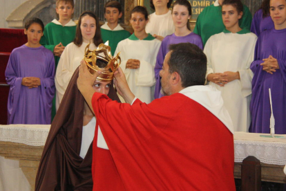 El moment en què Jesús col·loca la corona a la Verge Maria, durant un assaig del Misteri de la Selva.