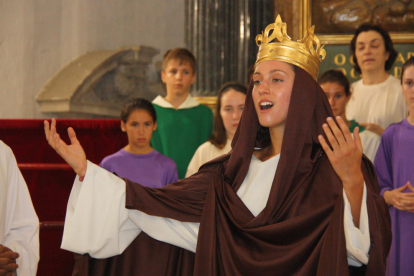 La Verge Maria, ja coronada, canta durant un assaig del Misteri de la Selva.