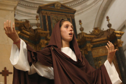 La actriz que representa a la Virgen Maria, cantando uno de los textos del Misteri de la Selva.