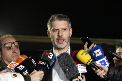 Andreu Van den Eynde a les portes de Lledoners atenent la premsa després d'entrevistar-se amb Oriol Junqueras.