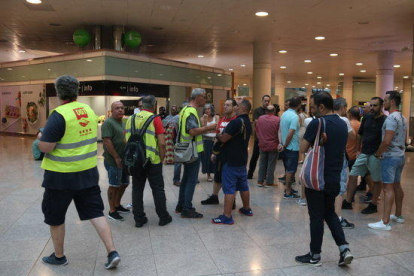 La quinzena de treballadors d'Ibèria concentrats a la zona d'arribades de l'aeroport del Prat.