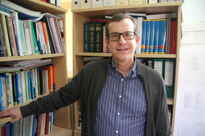 El catedrático Jordi Salas-Salvadó, en su despacho de la facultad de Ciencias de la Salud de la URV, en Reus.