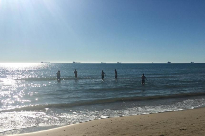Imagen de gente bañándose en la playa del Milagro de Tarragona este 25 de Diciembre.