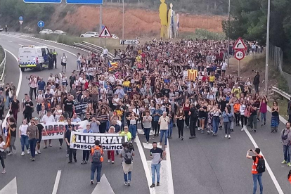 La manifestación en Tarragona ha llegado al A-7, que está cortada