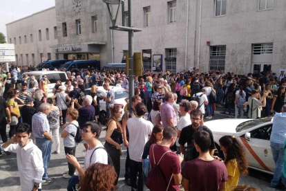 Manifestants, a les portes de l'estació de trens de Tarragona
