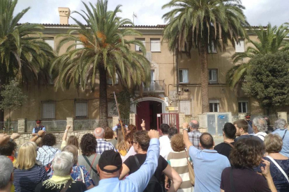 Manifestants canten els Segadors davant de la Guàrdia Civil, a Reus