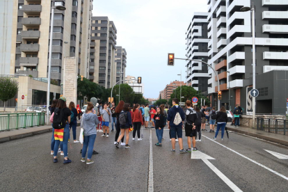 Pla general d'un grup de joves tallant un dels accessos de la ciutat de Tarragona, en un dels ponts del riu Francolí, en la protesta per rebutjat la setència de l'1-0. Imatge del 14 d'octubre del 2019 (Horitzontal).