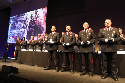 Moment de l'entrega de medalles en l'acte de celebració del Dia de les Esquadres de la Regió Policial Camp de Tarragona.