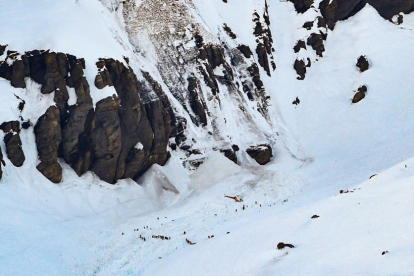 Helicópteros y equipos de rescate buscan supervivientes en la estación de esquí alpina de Crans Montana (Suiza).