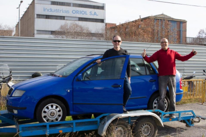 Carles Aliagas y Carles Barberà con el coche que recorrerá el Mongol Rally.