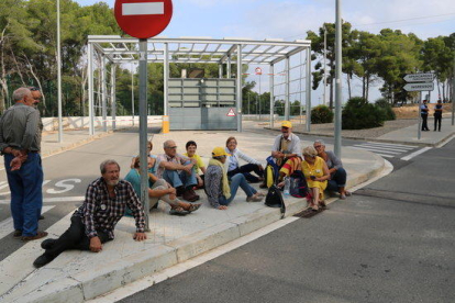 Plano abierto de un grupo de abuelos de Valls, sentados delante el punto de control de acceso en la prisión de Mas d'Enric en el Catllar.