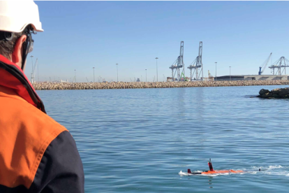 Un treballador de Repsol manipula un dron submarí al Port de Tarragona.
