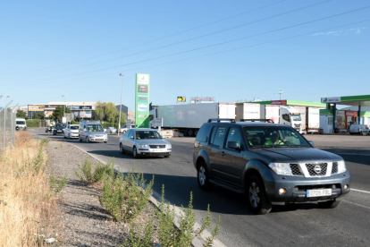 Alguns dels vehicles participants iniciant la marxa lenta, a l'àrea de servei de Torrefarrera.