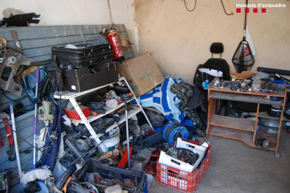 Els mossos van recuperar en les entrades diversos objectes relacionats amb el robatori i tràfic de motocicletes.