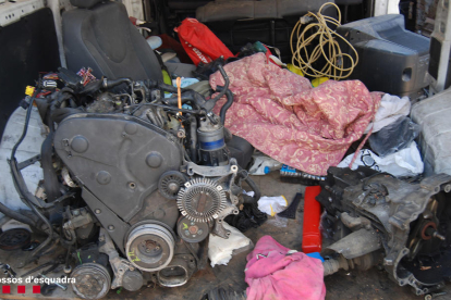 Los mossos recuperaron en las entradas varios objetos relacionados con el robo y tráfico de motocicletas.