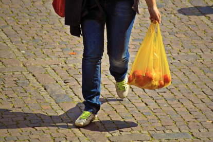 La campaña pide no comprar alimentos envueltos de plásticos de un solo uso entre el 3 y el 9 de junio.
