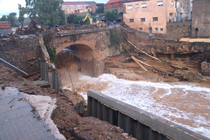 Pla general d'un dels dos ponts de l'Espluga de Francolí afectats per la riuada.