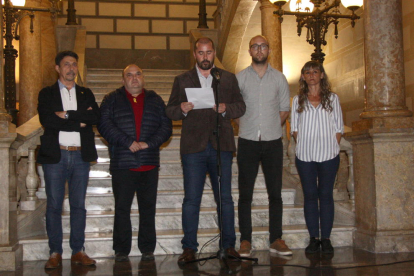 Pla general dels consellers de l'equip de govern de l'Ajuntament de Tarragona, durant la declaració institucional de rebuig a la sentència.