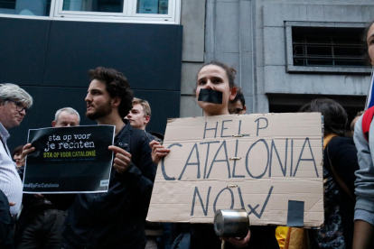 Una noia amb el cartell 'Help Catalonia now' durant la protesta davant l'ambaixada espanyola a Brussel·les.