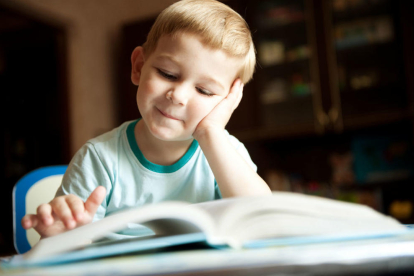 Un infant llegint un llibre