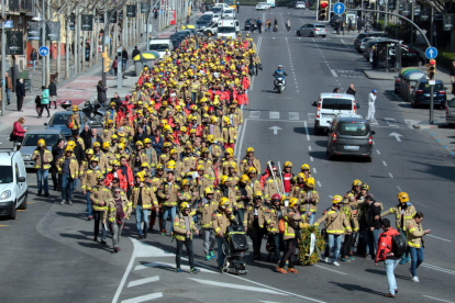 La manifestació de bombers a l'avinguda d'Aragó de Lleida.