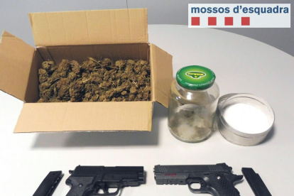 Las pistolas y la droga decomisada a la pareja de Guissona detenida.