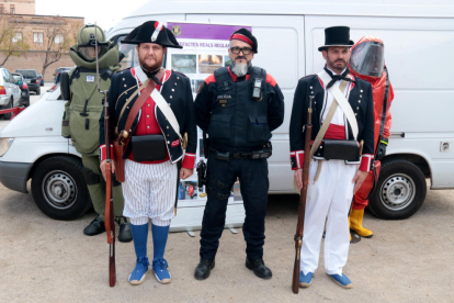 Dos agents dels Mossos vestits d'època amb un d'actual durant el Dia de les Esquadres a la regió policial de les Terres de l'Ebre.