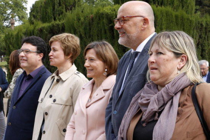 Los miembros de la Mesa Forcadell, Corominas, Simó, Nuet y Barrufet, en las puertas del Parlament, el 5 de mayo de 2017.