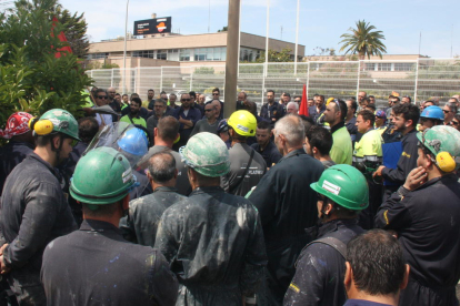 Pla mitjà dels treballadors concentrats a les portes de Repsol Petróleo, a La Pobla de Mafumet.