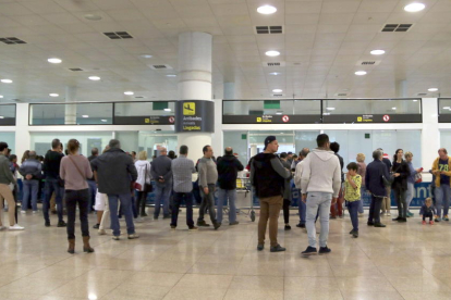 Pla general de la zona d'arribades a la Terminal T1 de l'Aeroport de Barcelona-El Prat.