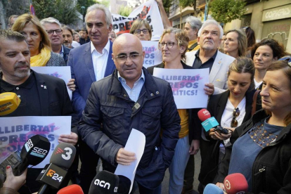Òscar Peris durant l'acte fet a la delegació del Govern a Tarragona per protestar contra la setència.