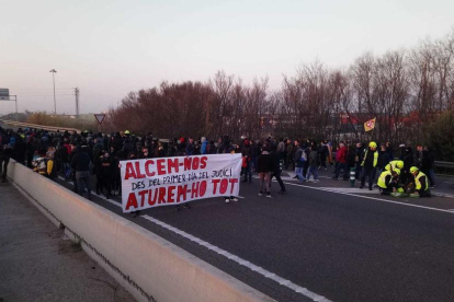 Prop de 500 manifestants tallen l'A-27 a Tarragona, concretament l'accés al Port.