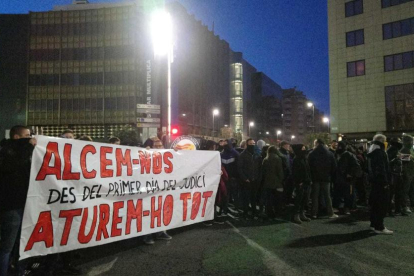 Imatge dels manifestants concentrats a la Imperial Tàrraco.