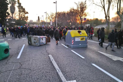 Els manifestants han tombat contenidors al mig de l'N-340 a Tarragona.