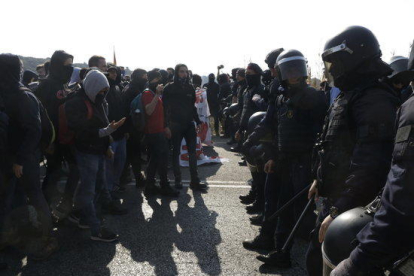 Els manifestants i els Mossos, cara a cara, davant l'accés a l'AP-7 a Tarragona.