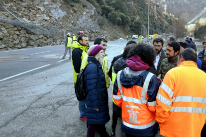 El conseller Damià Calvet reunido con los técnicos de la Generalitat delante el desprendimiento de rocas.