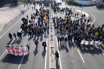 imagen de los manifestantes durante su marcha por|para la N-240 en Tarragona.
