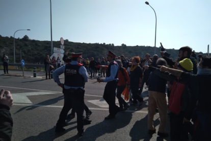 Tensió entre policia i manifestants