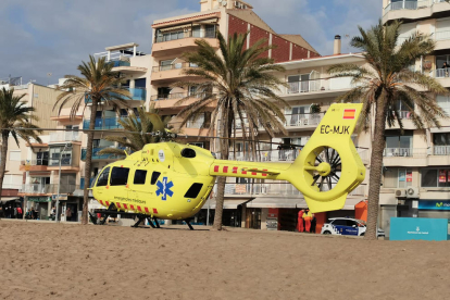 Imagen del helicóptero del SEM en la playa de Calafell.