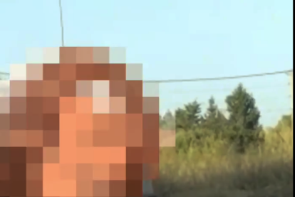 Captura del vídeo en el cual se puede ver el denunciado lanzando residuos en un vertedero ilegal.