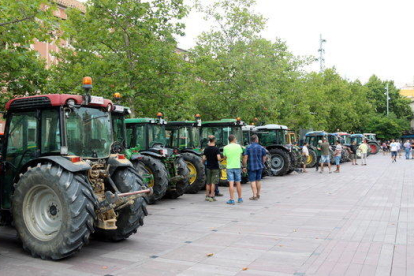 Imatge de tractors aparcats a la Rambla de Sant Francesc de Vilafranca del Penedès aquest 16 d'agost.